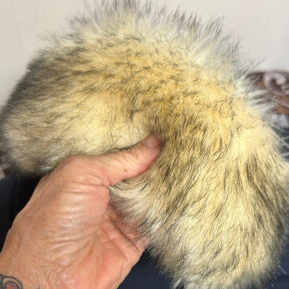 Navy Blue Insulated Puffer Coat with Fur Collar for Extreme Cold Weather - Picture 9 of 11